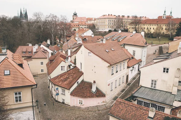 Tradicional hermosa casa checa inusual en la calle Cerninska en el distrito de Hradjalá de Praga, la capital de la República Checa. Destinos turísticos. Mirada. . — Foto de Stock