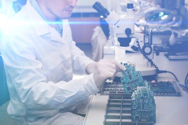 Geleceğin teknolojisi yüksek teknoloji ve robot kavramı. Teknisyen bilgisayarı yönetim kurulu alır. Yedek parçalar ve bileşenler bilgisayar donanımları için. Elektronik ve bakım.