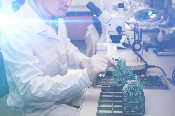 Geleceğin teknolojisi yüksek teknoloji ve robot kavramı. Teknisyen bilgisayarı yönetim kurulu alır. Yedek parçalar ve bileşenler bilgisayar donanımları için. Elektronik ve bakım.