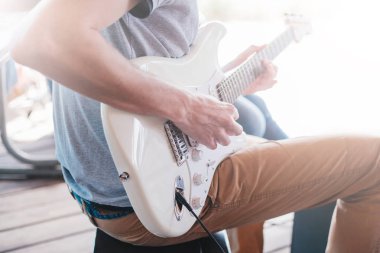 Masterclass açık havada gitar çalmayı öğrenme. Müzik eğitimi.