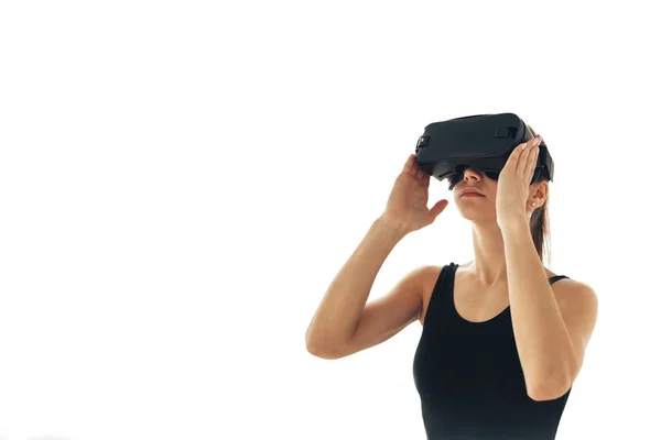 Mujer joven con gafas de realidad virtual. Concepto de tecnología futura. Tecnología de imagen moderna . —  Fotos de Stock
