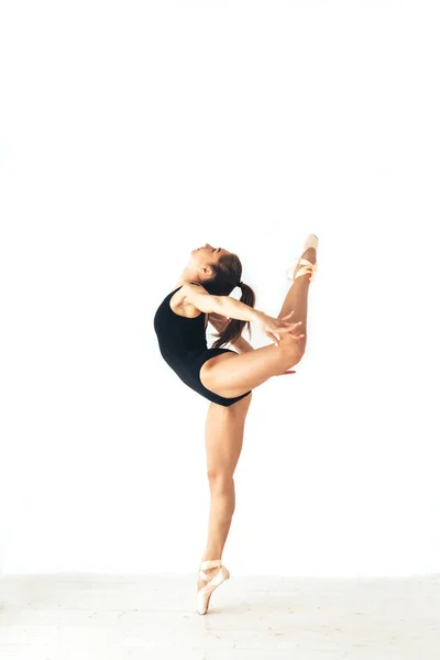 Schöne junge athletische Tänzerin bei einer Trainingseinheit. Ballerina. Vorbereitung auf den Wettbewerb. — Stockfoto