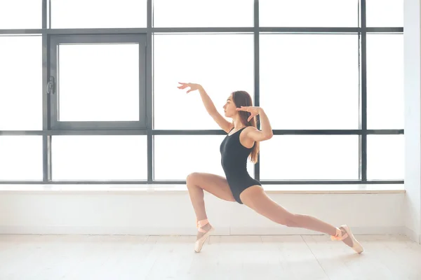 Bela jovem dançarina atlética em uma sessão de treinamento. Bailarina. Preparação para a competição . — Fotografia de Stock