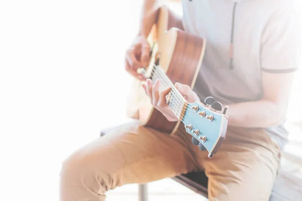 A man plays the guitar outdoors. Street concert. Open air concert. Outdoor entertainment in summer. The concept of life style. Hipster style. — Stock Photo, Image