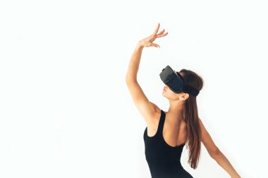 Sanal gerçeklik gözlük ile dans güzel bir rakam olan spor atlet kız. Geleceğin teknolojisi kavramı. Modern görüntüleme teknolojisi. Kavramsal görüntü sanal bir dans ve diğer spor.