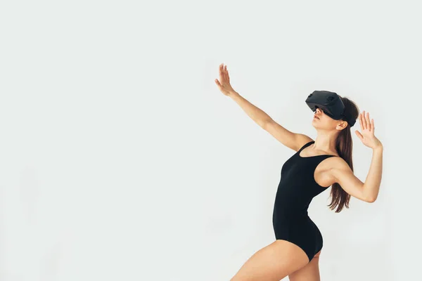 Athlète sportive fille avec une belle silhouette avec des lunettes de réalité virtuelle. Concept technologique futur. Technologie d'imagerie moderne. Image conceptuelle du sport virtuel. Simulateur de sport . — Photo