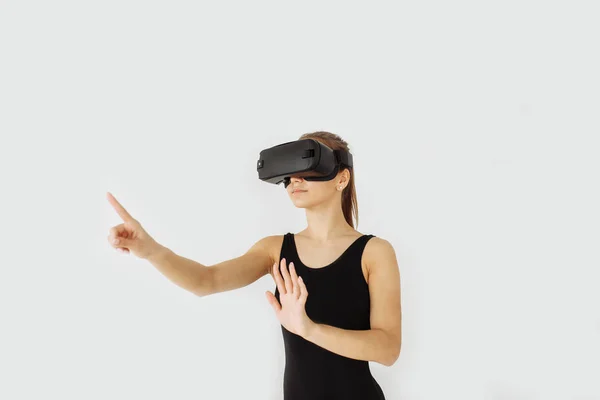 Mujer joven con gafas de realidad virtual. Concepto de tecnología futura. Tecnología de imagen moderna . —  Fotos de Stock