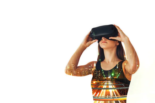 Mujer con gafas de realidad virtual. Concepto de tecnología futura. Tecnología de imagen moderna . —  Fotos de Stock