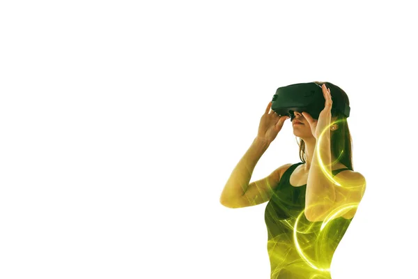 Mujer con gafas de realidad virtual. Concepto de tecnología futura. Tecnología de imagen moderna . —  Fotos de Stock