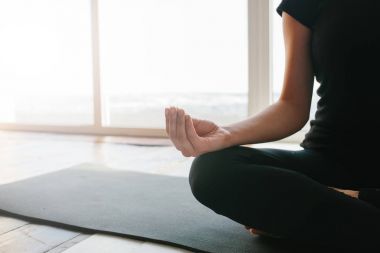 Bir kadın spor için gider. Kavramsal görüntü Yoga uygulamak ve jimnastik. Sağlık kavramı. Sınıflarda tek spor.