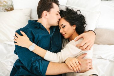 Genç güzel sarılma ve konuşmaya çift. Derin duygular, aşk, sevgi. Bir erkek ve bir kadın arasındaki ilişkinin güvenen kapatın.