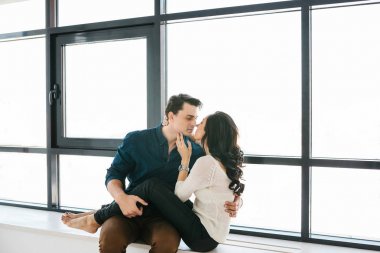 Genç güzel çift. Bir adam ve bir kadın, bakım, dostluk, aşk, ilişki arasında iletişim.