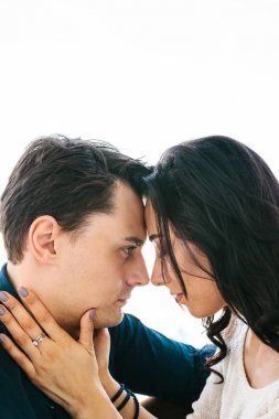 Genç güzel çift. Bir adam ve bir kadın, bakım, dostluk, aşk, ilişki arasında iletişim.