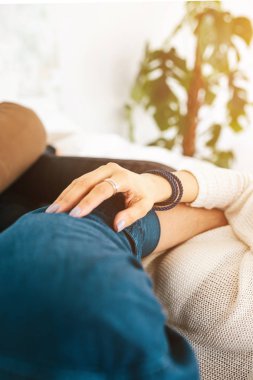 Bir sevgi dolu çift erkek ve kadın kucaklar. Yakın ilişki, şefkat, sevgi, duygu kavramı.