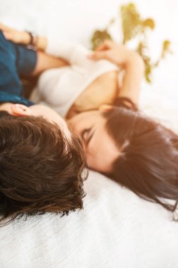 Bir sevgi dolu çift erkek ve kadın kucaklar. Yakın ilişki, şefkat, sevgi, duygu kavramı. Birlikte uyumak.