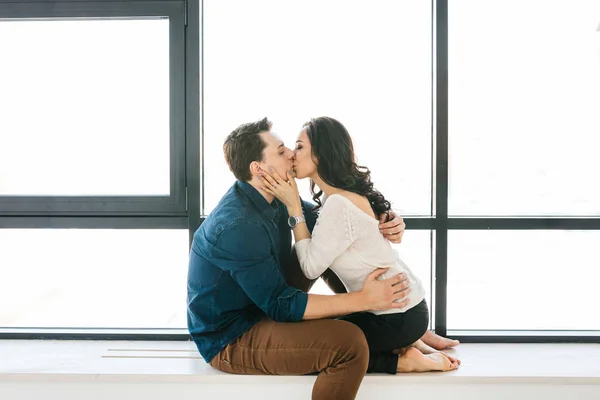 Junges schönes Paar. Kommunikation zwischen Mann und Frau, Pflege, Freundschaft, Liebe, Beziehung. — Stockfoto