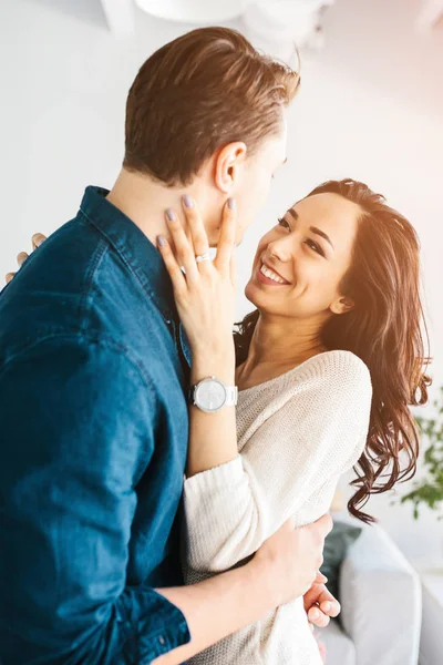 Güzel genç kadın bir erkekle sarılma. Bakım, güvenilirlik, sevgi ve insanlar arasında yakın ilişkiler.