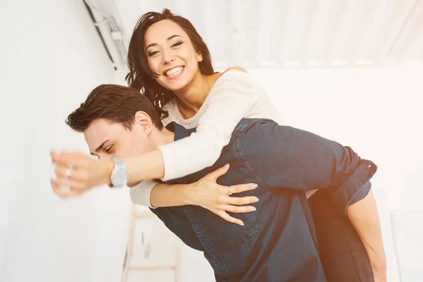 Vrienden van een man en een vrouw plezier. Vriendschap, rust, tijd samen, gek rond. — Stockfoto