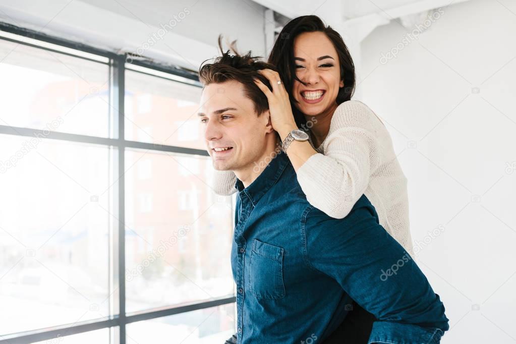 Freunde von ein Mann und eine Frau, die Spaß haben. Freundschaft, Ruhe