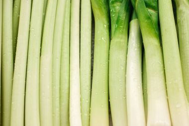 Yeşil soğan arka plan. Organik arka plan. Ürünleri vitamin zengin. Çiftlik piyasada doğal yerel ürünleri. Hasat. Mevsimlik ürünler. Gıda.