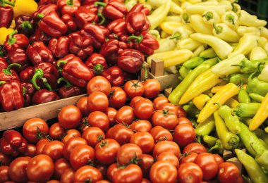 Taze domates, biber ve kırmızı biber çiftlik piyasada karışımı. Çiftlik piyasada doğal yerel ürünleri. Hasat. Mevsimlik ürünler. Gıda. Sebze.