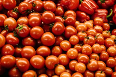 Kırmızı taze domates arka plan. Çiftlik piyasada doğal yerel ürünleri. Hasat. Mevsimlik ürünler. Gıda. Sebze.