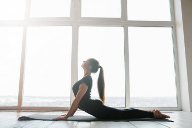 Yoga ve jimnastik yapan genç ve güzel bir kadın. Sağlık konsepti. Tek sporlu dersler.