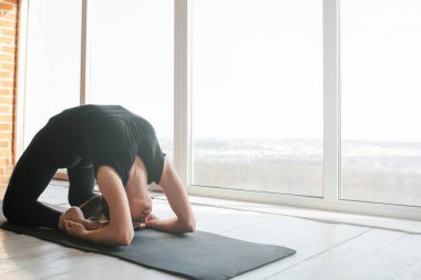 Yoga ve jimnastik yapan genç ve güzel bir kadın. Sağlık konsepti. Tek sporlu dersler.