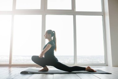 Yoga ve jimnastik yapan genç ve güzel bir kadın. Sağlık konsepti. Tek sporlu dersler.