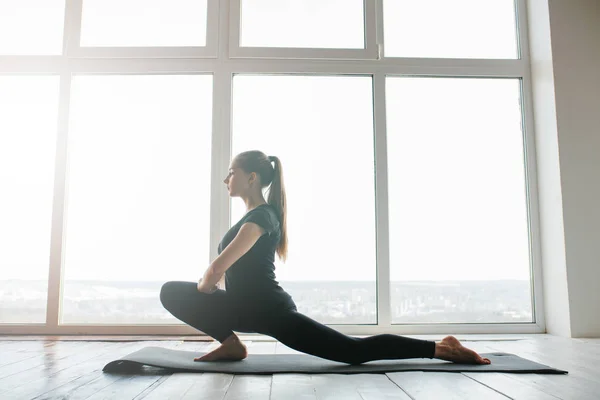 Joven hermosa mujer practicando yoga y gimnasia. Concepto de bienestar. Clases en deportes individuales . —  Fotos de Stock