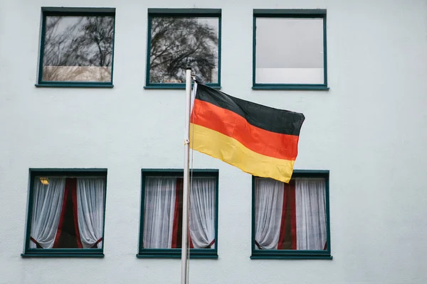 Die Menschen in Deutschland hissten die Nationalflagge. Patriotische Bewegung der deutschen Gesellschaft. am Vorabend von Feiertagen und Wahlen — Stockfoto