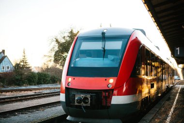 Almanya'da yerel tren istasyonu platformu üzerinde olduğunu. İnsanların trenle hareket.