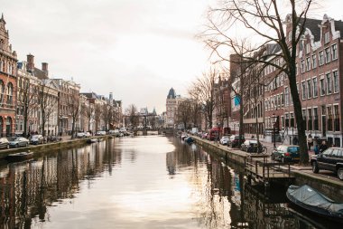 Amsterdam, Hollanda, 2 Ocak 2017: Hollanda'da geleneksel evlerin sayısı. Avrupa tarzı evler. Kanalları 