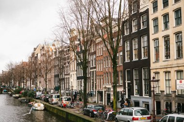 Amsterdam, Hollanda, 2 Ocak 2017: Hollanda'da geleneksel evlerin sayısı. Avrupa tarzı evler. 