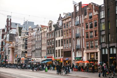 Amsterdam, Hollanda, 2 Ocak 2017: Hollanda'da geleneksel evlerin sayısı. Avrupa tarzı evler. 