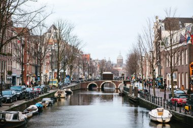 Amsterdam, Hollanda, 2 Ocak 2017: Hollanda'da geleneksel evlerin sayısı. Avrupa tarzı evler. 