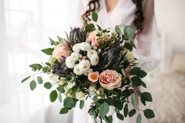 Güzel düğün buketi gelin tutar. 