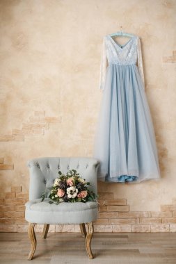 Gelinlik, düğün buketi. Gelinin sabah düğün töreni kavramsal görüntü