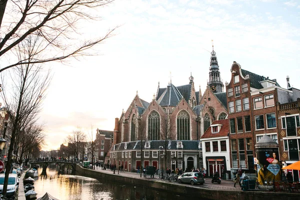 Amsterdam, Nizozemsko, 2 ledna 2017: názory tradičních domů v Holandsku. Evropský styl domů. — Stock fotografie