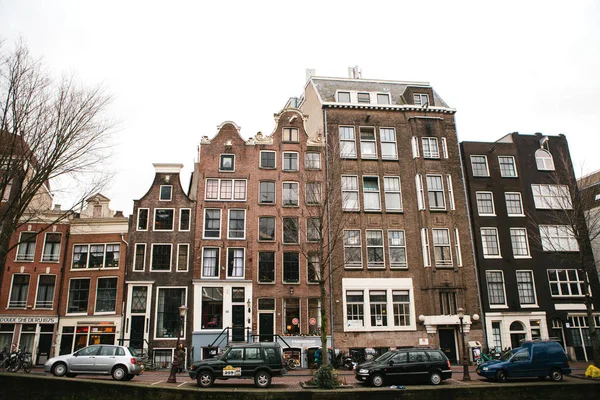 Amsterdam, Nizozemsko, 2 ledna 2017: názory tradičních domů v Holandsku. Evropský styl domů. — Stock fotografie