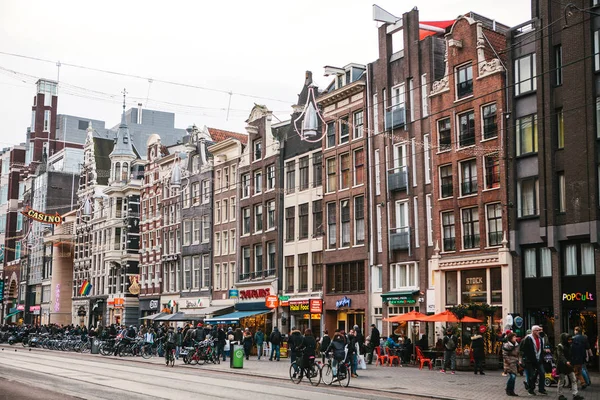 Amsterdam, Hollanda, 2 Ocak 2017: Hollanda'da geleneksel evlerin sayısı. Avrupa tarzı evler. 