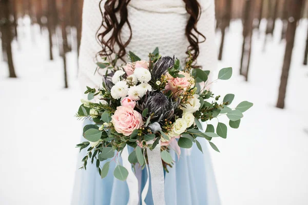 La mariée tient un bouquet de mariage béatifique . — Photo