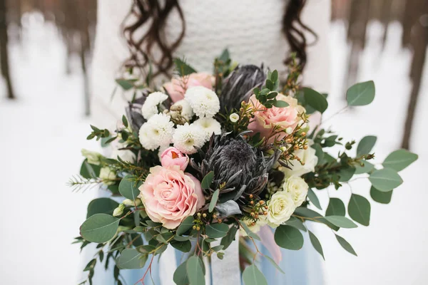 Nevěsta má krásné svatební kytice. — Stock fotografie