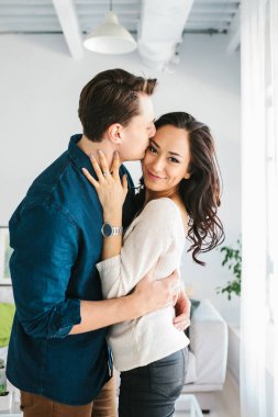 Güzel genç kadın bir erkekle sarılma. Bakım, güvenilirlik, lov