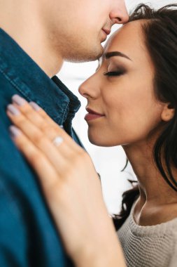 Güzel genç kadın bir erkekle sarılma. Bakım, güvenilirlik, lov