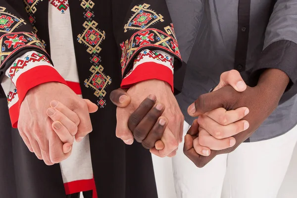 Gente cogida de la mano. El concepto de amistad, cooperación, colaboración y trabajo en equipo . — Foto de Stock