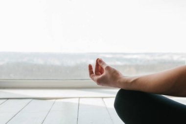 Kavramsal görüntü Yoga uygulamak ve jimnastik. Sağlık kavramı. Sınıflarda tek spor.