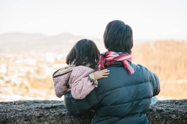 Avusturya Salzburg city - Mozart'ın memleketi tepe üzerinde gözlem güverte üzerinde görüş dürbün ile bir çocuk ile genç bir adam görünüyor.