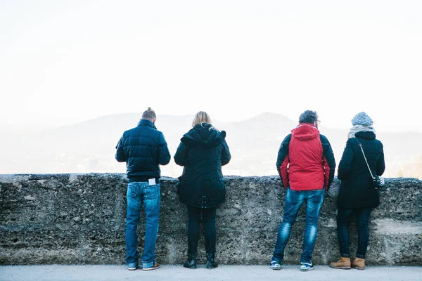 Dağ manzaralı bakış açısıyla turistler. Arkadaşlar birlikte, seyahat, tatil, turizm, cazibe.