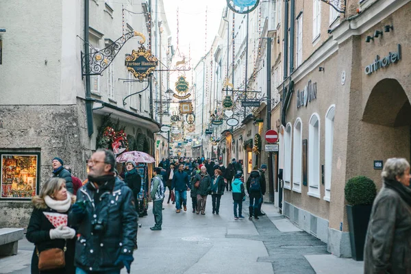 Austria, Salzburgo, 01 de enero de 2017: los turistas caminan por la ciudad. Visitar lugares turísticos. Vacaciones, vacaciones, atracciones . — Foto de Stock